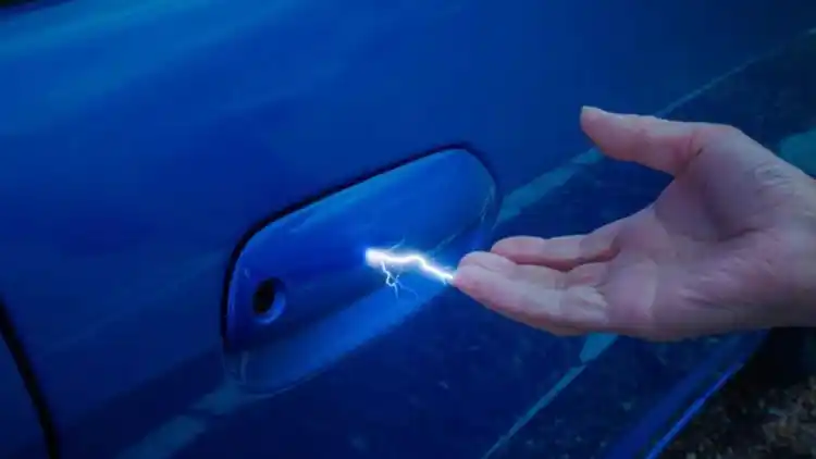 كيف تتخلص من صدمة الكهرباء الساكنة المزعجة كل مرة تخرج فيها من سيارتك؟